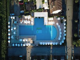 Joyful Getaway Flat in a Residence With Aircon