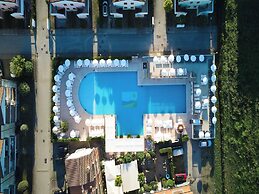 Joyful Getaway Flat in a Residence With Aircon