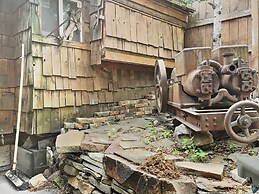 Brekke's Basecamp 3 Bedroom Home by RedAwning