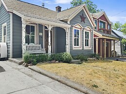 Brekke's Basecamp 3 Bedroom Home by RedAwning