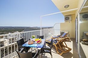 Summer Breeze with Panoramic terrace by Getaways Malta