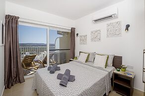 Summer Breeze with Panoramic terrace by Getaways Malta