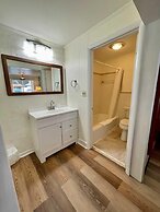 Geneva Hotel & Tiki Bar