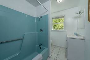 Geneva Hotel & Tiki Bar