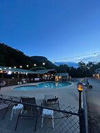 Geneva Hotel & Tiki Bar