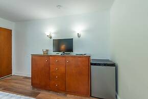 Geneva Hotel & Tiki Bar