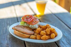 Geneva Hotel & Tiki Bar