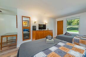 Geneva Hotel & Tiki Bar