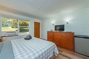 Geneva Hotel & Tiki Bar