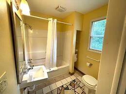 Geneva Hotel & Tiki Bar