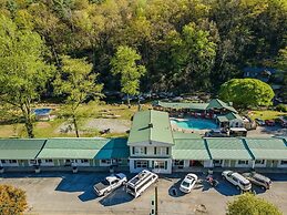 Geneva Hotel & Tiki Bar