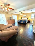 Geneva Hotel & Tiki Bar