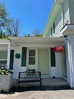 Geneva Hotel & Tiki Bar