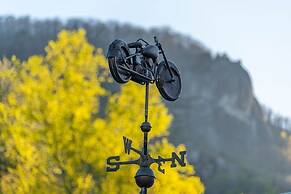 Geneva Hotel & Tiki Bar