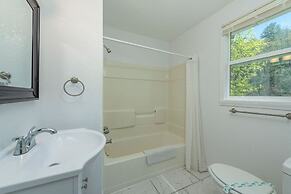 Geneva Hotel & Tiki Bar