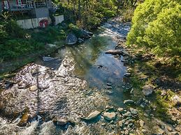 Geneva Hotel & Tiki Bar