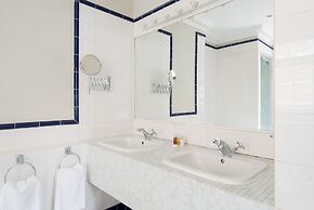 Royal Richmond Family Home by Kew Gardens