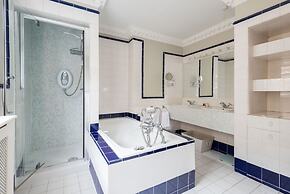 Royal Richmond Family Home by Kew Gardens