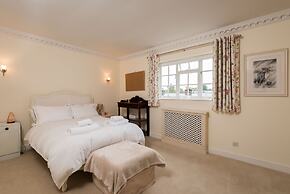 Royal Richmond Family Home by Kew Gardens