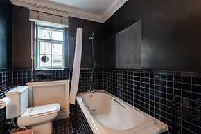 Royal Richmond Family Home by Kew Gardens