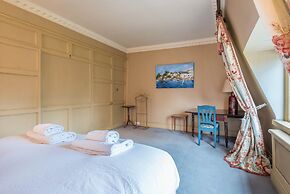 Royal Richmond Family Home by Kew Gardens