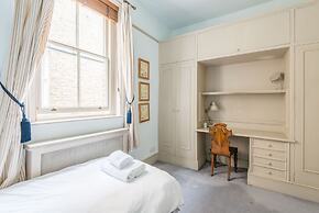 Royal Richmond Family Home by Kew Gardens