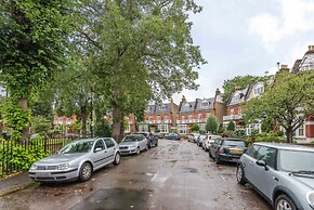 Royal Richmond Family Home by Kew Gardens