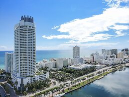 Junior Suite 1 At Sorrento S- Fontainebleau Miami Beach Studio Bedroom