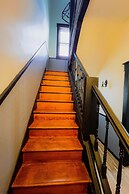 The Pub with Private Yard & Parking, Near the Falls & Casino by Niagar