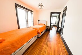 The Pub with Private Yard & Parking, Near the Falls & Casino by Niagar