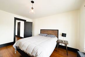 The Pub with Private Yard & Parking, Near the Falls & Casino by Niagar