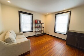 The Pub with Private Yard & Parking, Near the Falls & Casino by Niagar