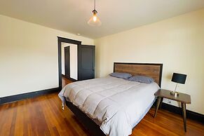 The Pub with Private Yard & Parking, Near the Falls & Casino by Niagar