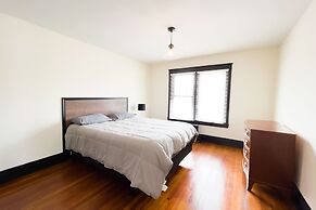 The Pub with Private Yard & Parking, Near the Falls & Casino by Niagar