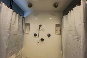 The Pub with Private Yard & Parking, Near the Falls & Casino by Niagar