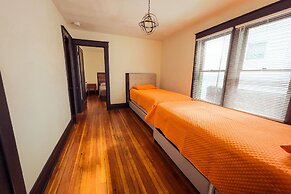 The Pub with Private Yard & Parking, Near the Falls & Casino by Niagar