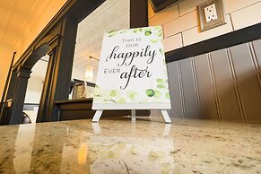 The Pub with Private Yard & Parking, Near the Falls & Casino by Niagar