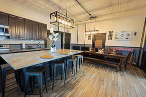 The Pub with Private Yard & Parking, Near the Falls & Casino by Niagar