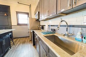 The Pub with Private Yard & Parking, Near the Falls & Casino by Niagar