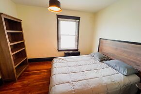 The Pub with Private Yard & Parking, Near the Falls & Casino by Niagar