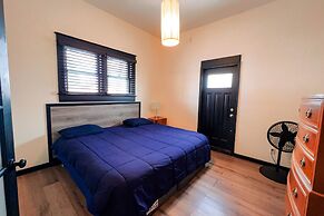 The Pub with Private Yard & Parking, Near the Falls & Casino by Niagar