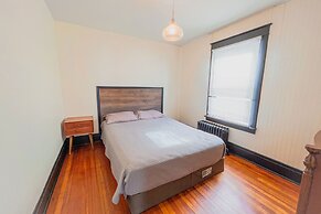 The Pub with Private Yard & Parking, Near the Falls & Casino by Niagar