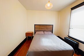 The Pub with Private Yard & Parking, Near the Falls & Casino by Niagar