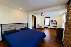 The Pub with Private Yard & Parking, Near the Falls & Casino by Niagar