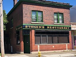 The Pub with Private Yard & Parking, Near the Falls & Casino by Niagar