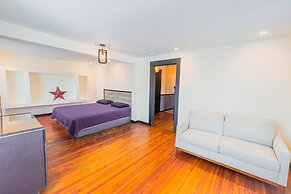 The Pub with Private Yard & Parking, Near the Falls & Casino by Niagar