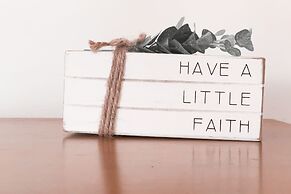 The Pub with Private Yard & Parking, Near the Falls & Casino by Niagar