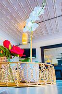 The Pub with Private Yard & Parking, Near the Falls & Casino by Niagar