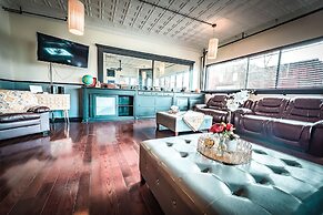 The Pub with Private Yard & Parking, Near the Falls & Casino by Niagar