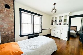 The Pub with Private Yard & Parking, Near the Falls & Casino by Niagar